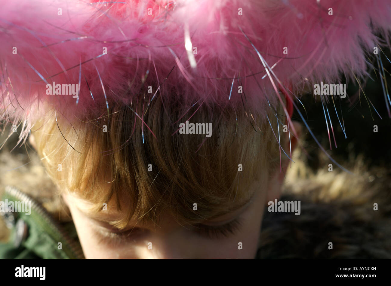 Un ragazzo che indossa orecchie di coniglietto Foto Stock