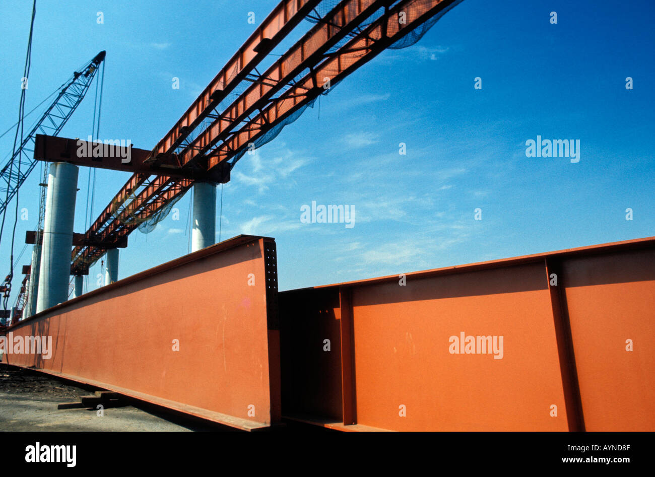 Trave di acciaio in scena e in attesa di essere messo in atto per un overhead autostrada progetto di costruzione Foto Stock