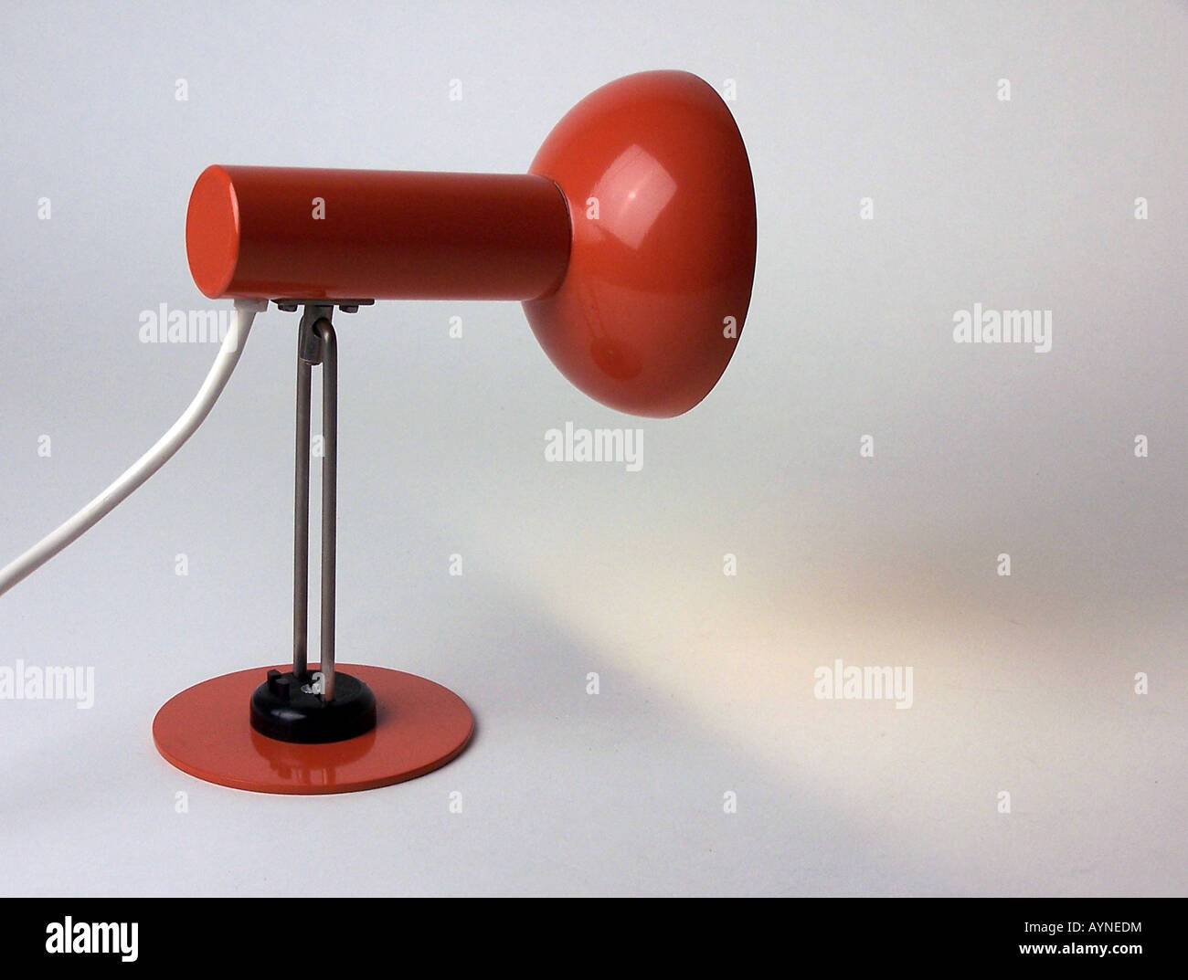 Energia, lampade e luce, faretto fisso tipo 3653, prodotto da VEB Leuchtenbau Arnsdorf (NARVA), GDR, 1985, storico, storico, Germania Est, 20th secolo, prodotto, oggetto, luci, scatto studio, DDR, elettricità, lampada, brillante, 1980s, 80s, disegno di Winfried Kaiser, Heinz Noack, Rudolf Tschackert, rosso, Foto Stock