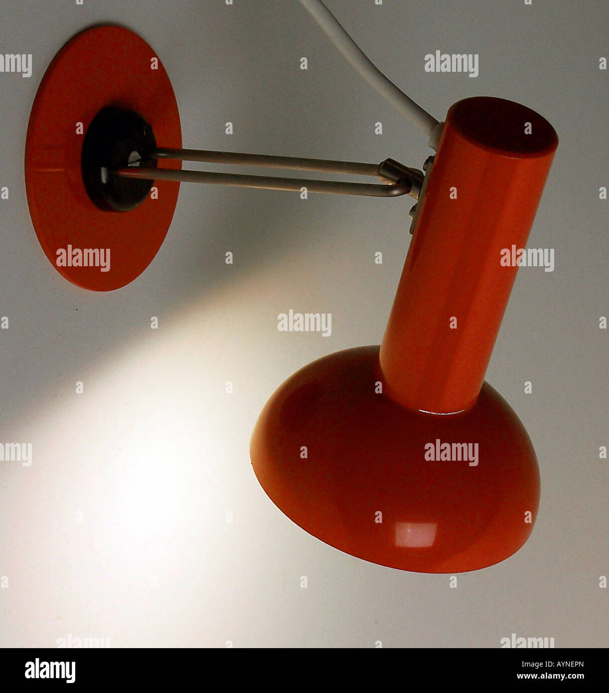 Energia, lampade e luce, faretto fisso tipo 3653, prodotto da VEB Leuchtenbau Arnsdorf (NARVA), GDR, 1985, storico, storico, Germania Est, 20th secolo, prodotto, oggetto, luci, scatto studio, DDR, elettricità, lampada, brillante, 1980s, 80s, disegno di Winfried Kaiser, Heinz Noack, Rudolf Tschackert, rosso, Foto Stock