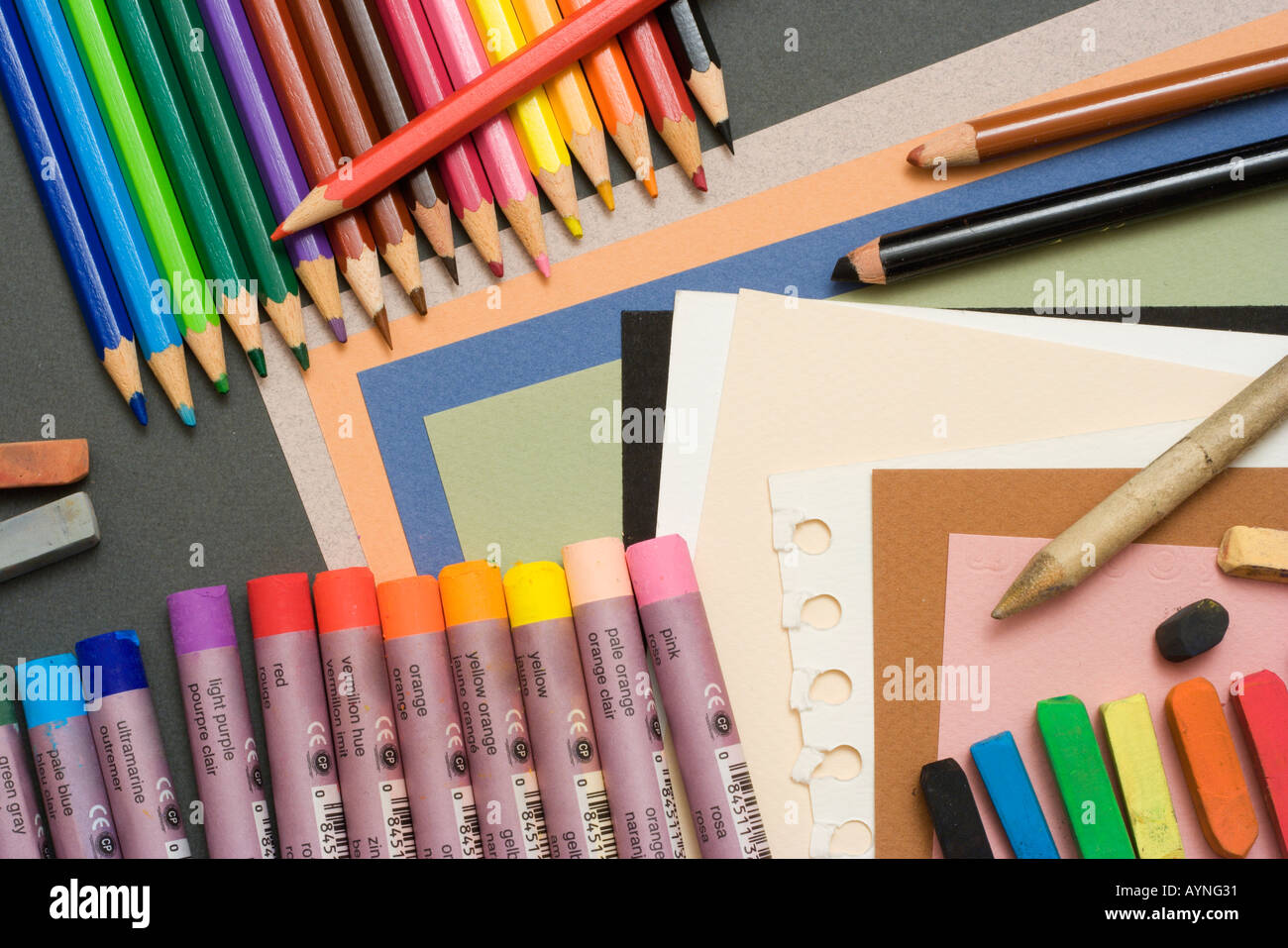 Matite di colore, olio pastelli, delicati colori pastello e art paper -  vista superiore Foto stock - Alamy