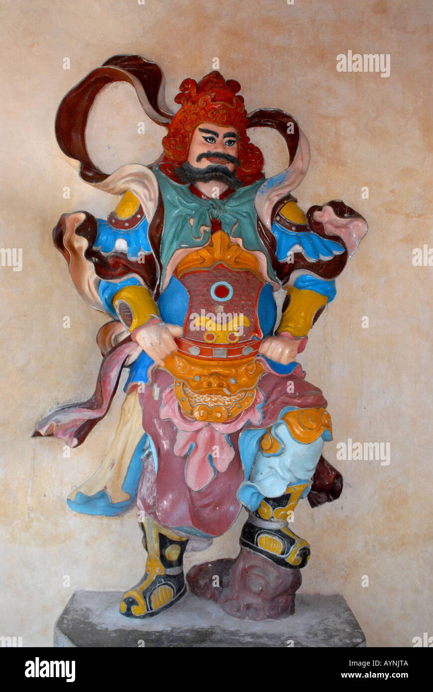 Statua di un guerriero mandarino Thien Mu pagoda sulle rive del fiume Perfume Vietnam Foto Stock