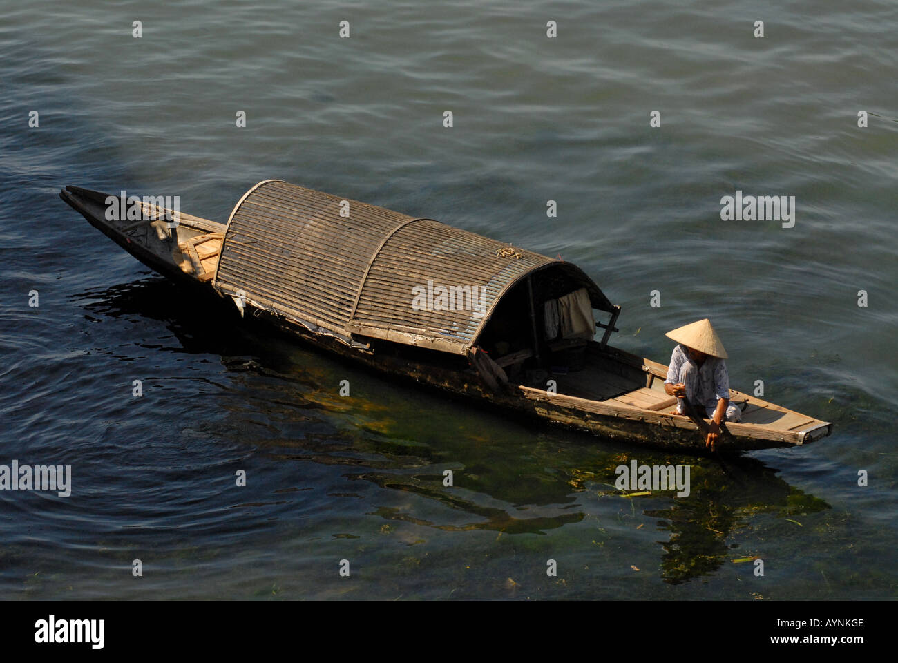 In Sampan tradizionale barca sul fiume Perfume Hue Vietnam Foto Stock