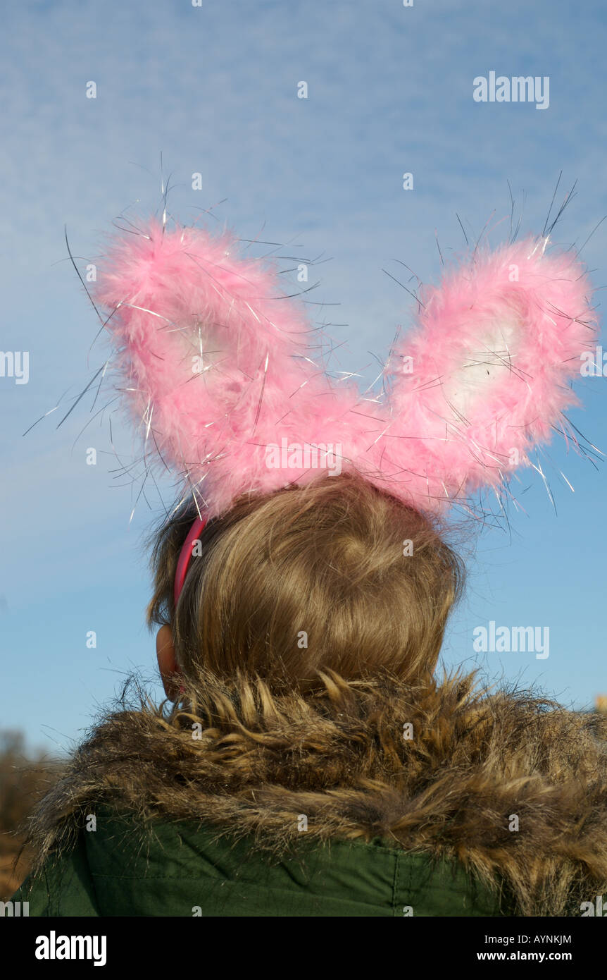 Un ragazzo che indossa orecchie di coniglietto Foto Stock