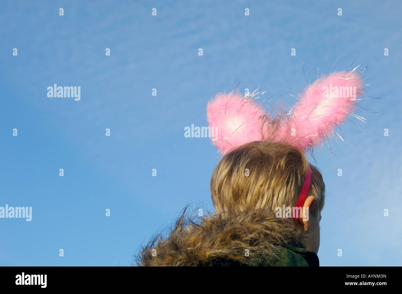 Un ragazzo che indossa orecchie di coniglietto Foto Stock