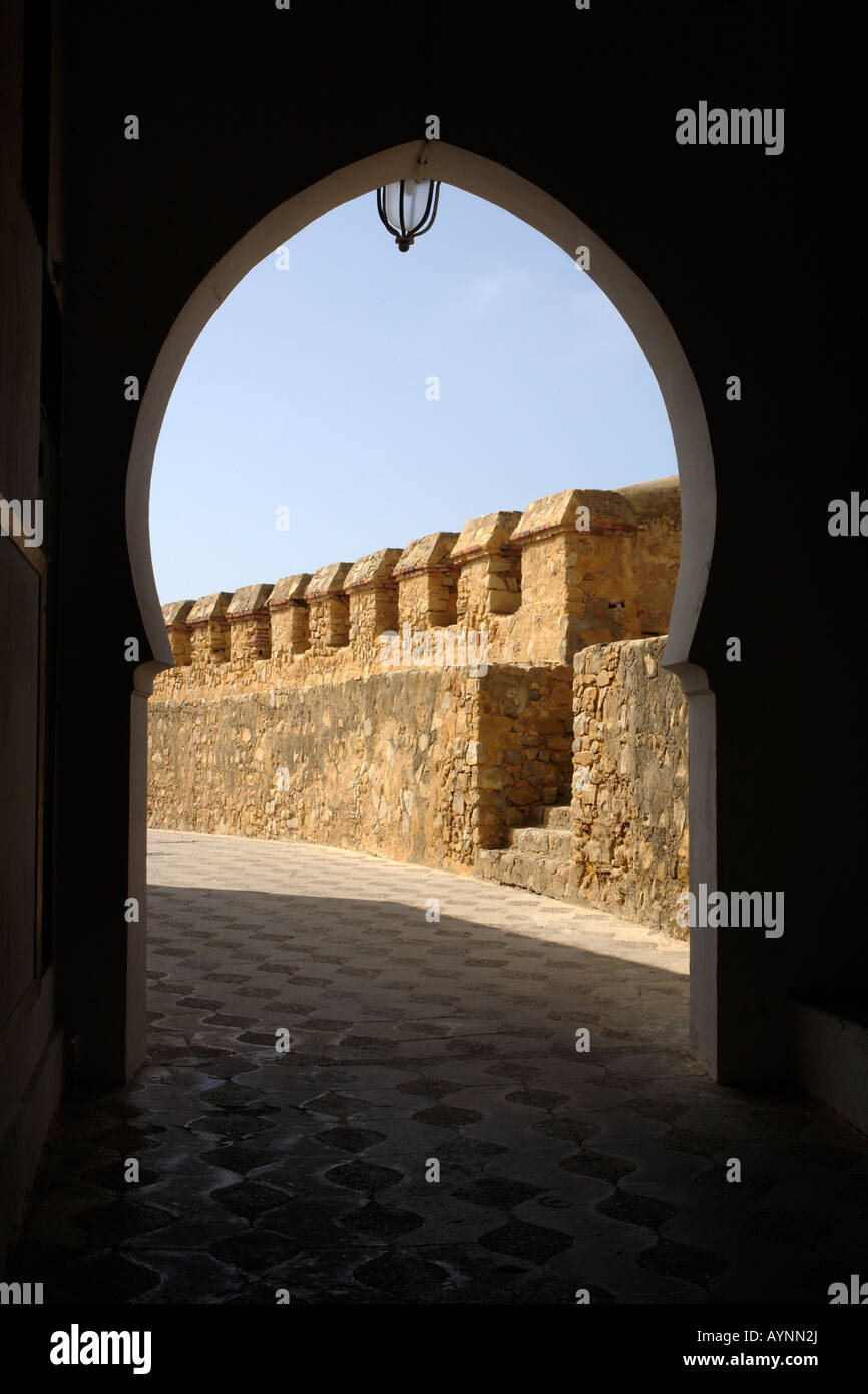 Portale ad arco e bastioni. Asilah, Marocco Foto Stock