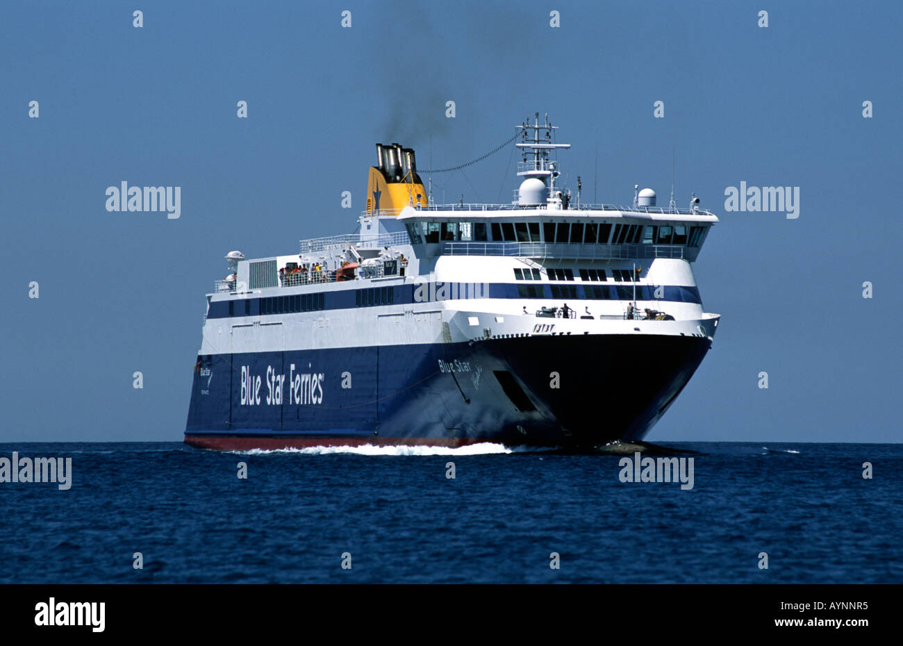 Il traghetto auto Blue Star Paros arriva a Tinos in greco isole dell' Egeo Foto Stock