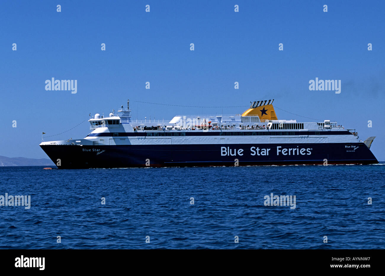 Il traghetto per auto Blue Star Paros arriva a Tinos in greco isole dell' Egeo Foto Stock