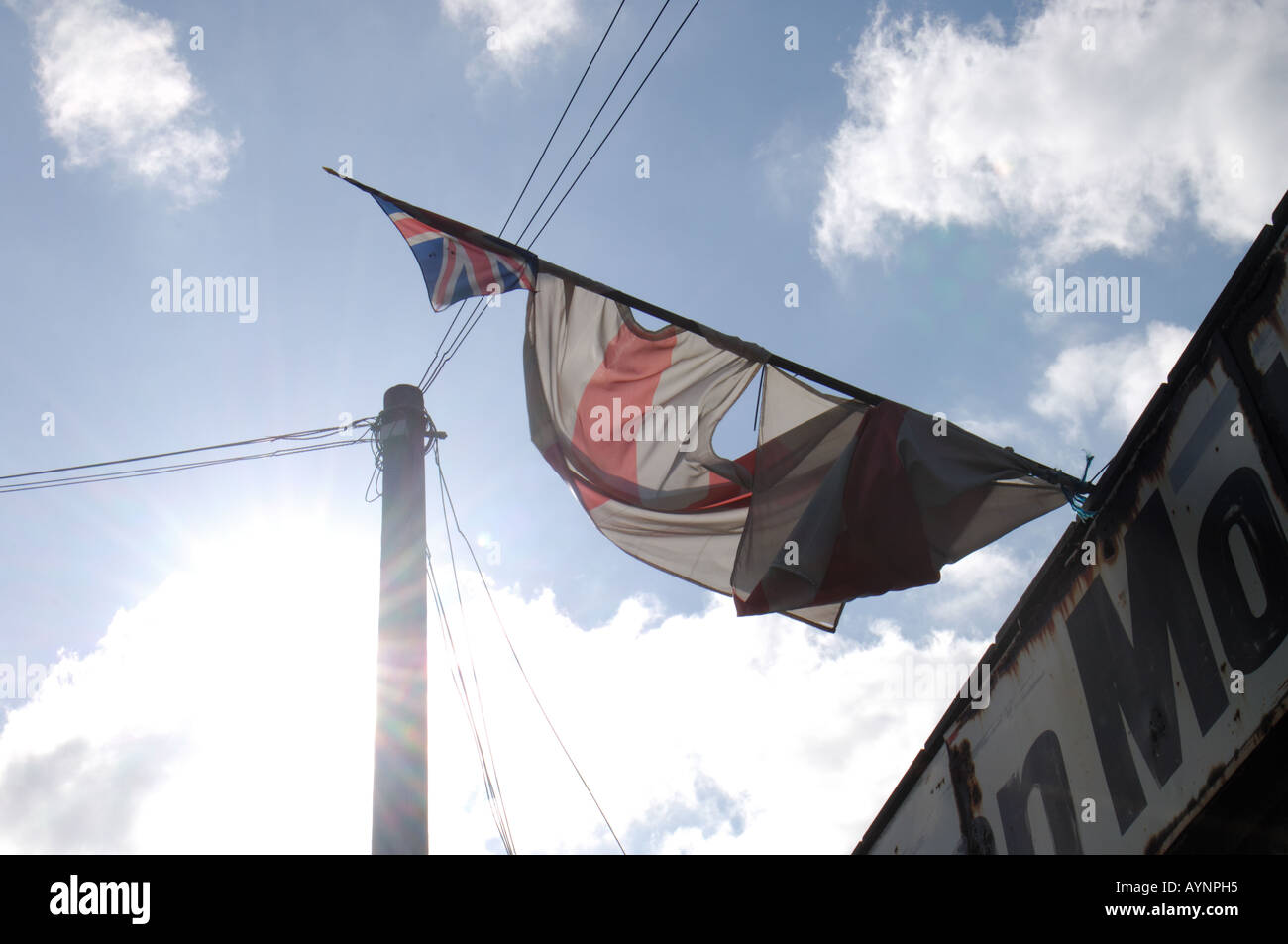 Olimpiadi 2012 site.presso il sito delle Olimpiadi del 2012 a Hackney Wick una vecchia bandiera inglese e una Unione Jack volare da un garage abbandonati Foto Stock