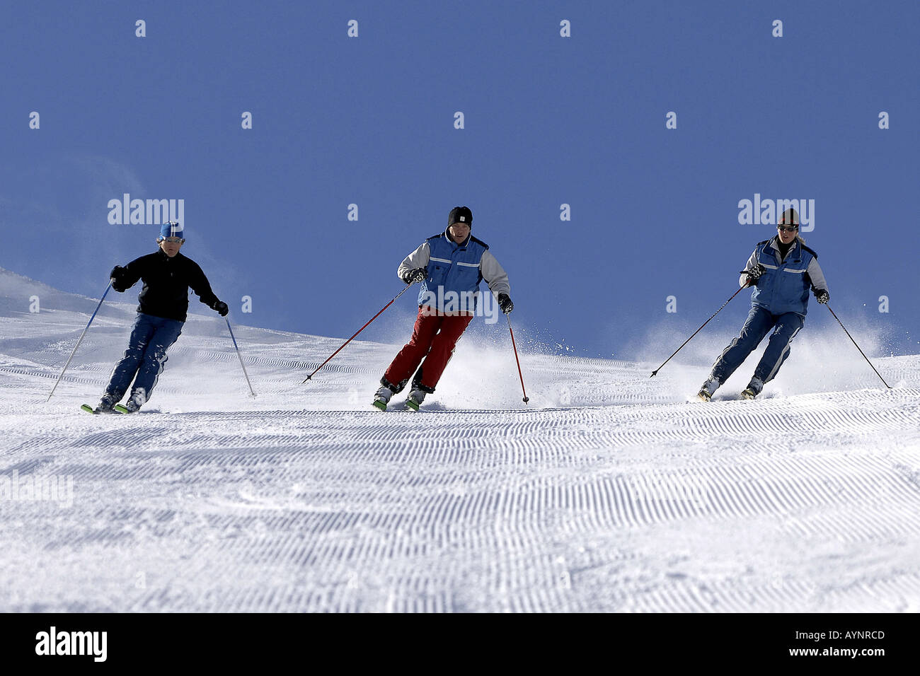 Drei Skifahrer auf der Piste Foto Stock