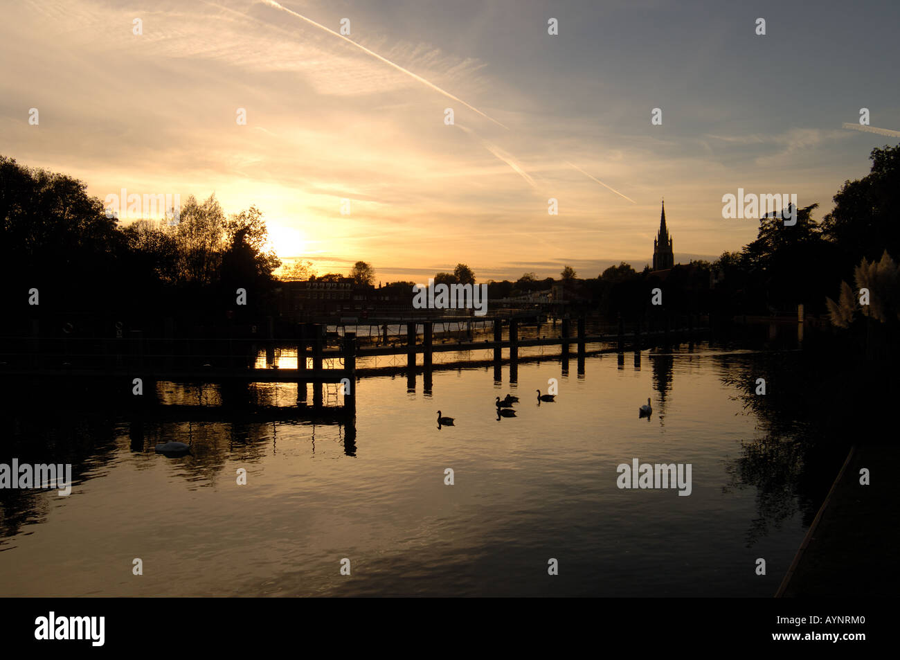 Marlow al tramonto guardando verso il famoso ponte di sospensione, il Compleat Angler Hotel e la chiesa parrocchiale. Foto Stock