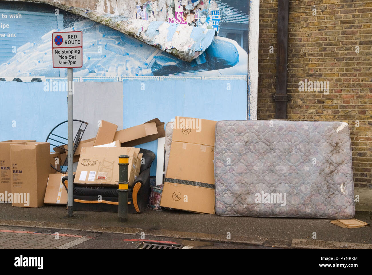 Vecchi mobili indesiderati lasciati in una strada di periferia a sud di Londra, Inghilterra, anni '2008 2000, HOMER SYKES, Regno Unito Foto Stock