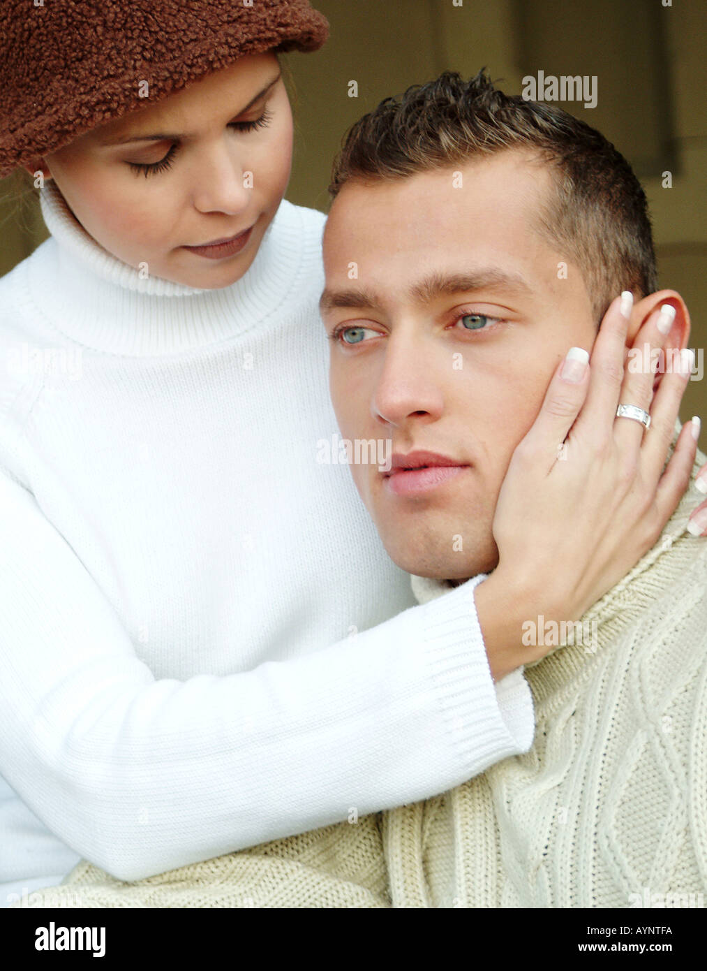 Junges Paar mit Rollkragenpullovern Foto Stock
