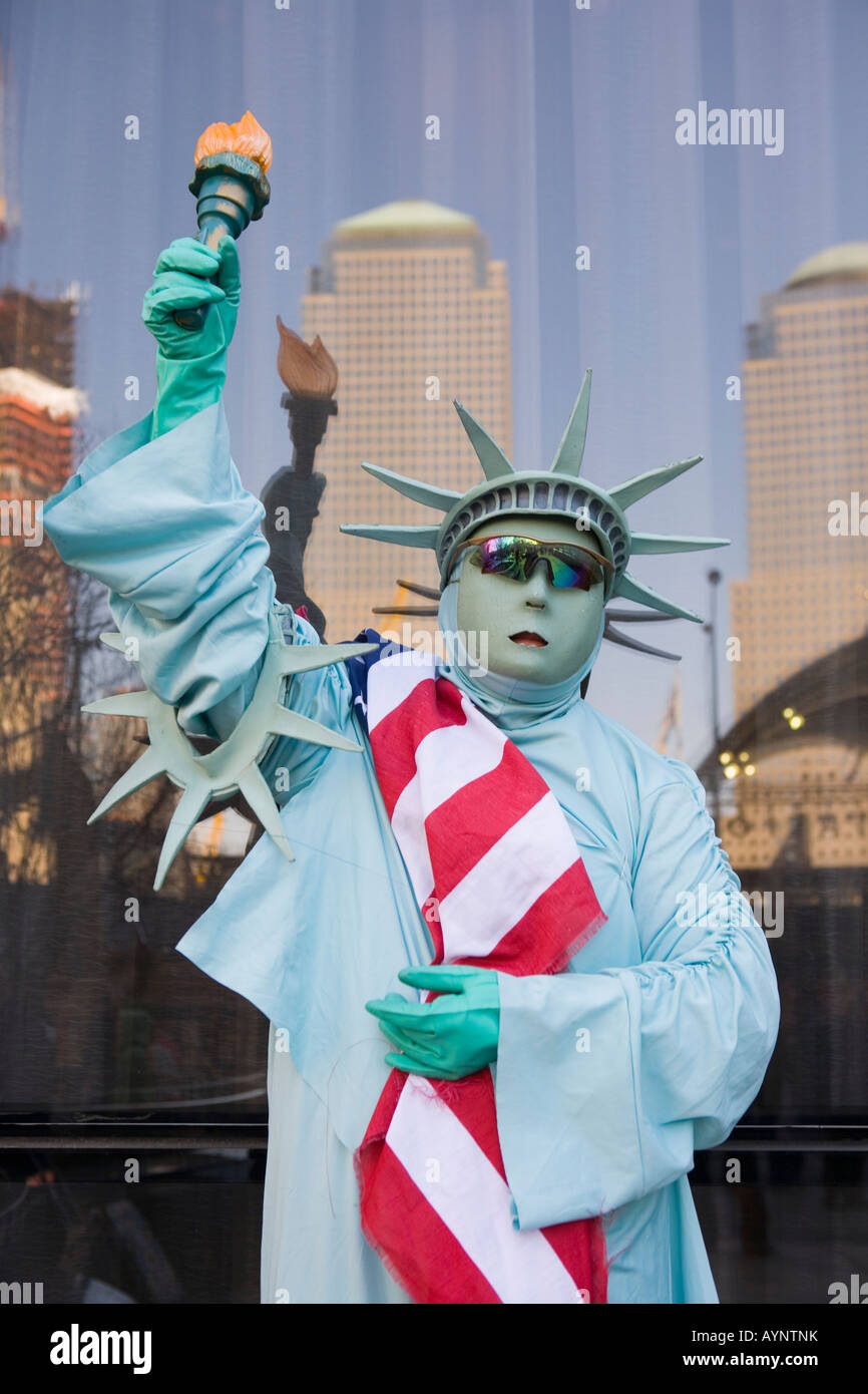 Statua della Libertà mime Distretto Finanziario di New York City Manhattan inferiore Foto Stock
