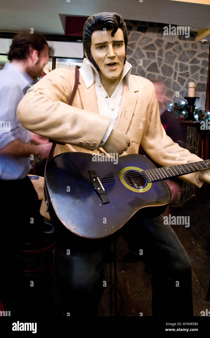 Scultura di Elvis Presley in Pub di Dublino Foto Stock