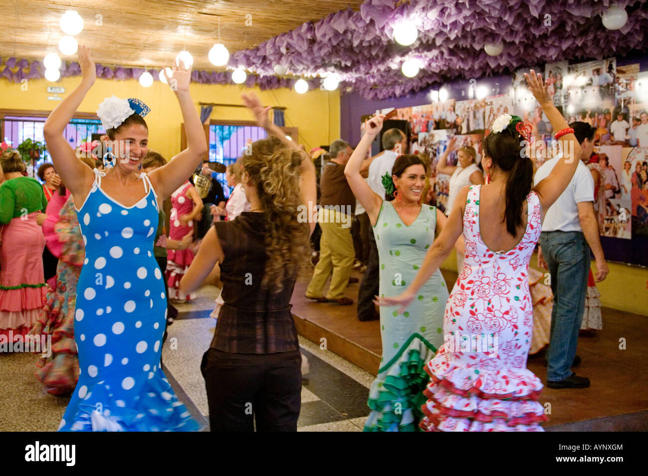 Donne che danzano in fiera fuengirola Malaga sulla Costa del Sole Andalusia Spagna Foto Stock