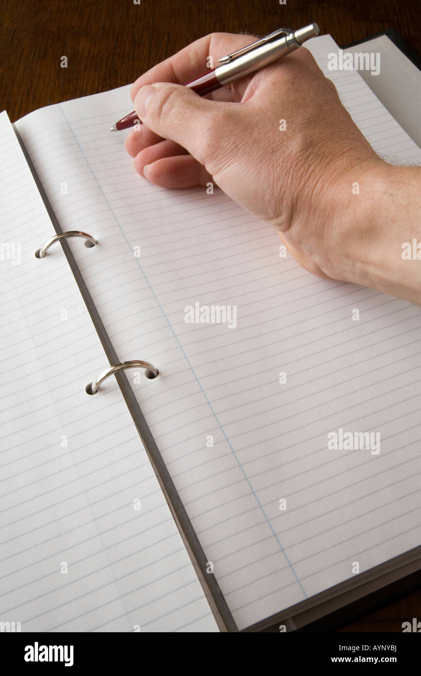 Un uomo la preparazione alla scrittura Foto Stock