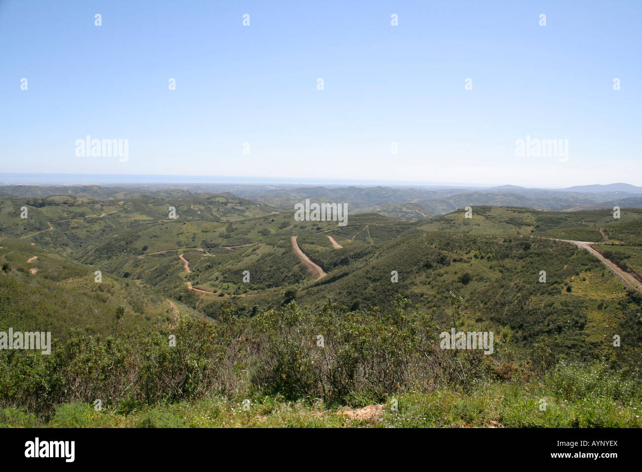 Vista dai monti verso la costa in Portogallo Foto Stock