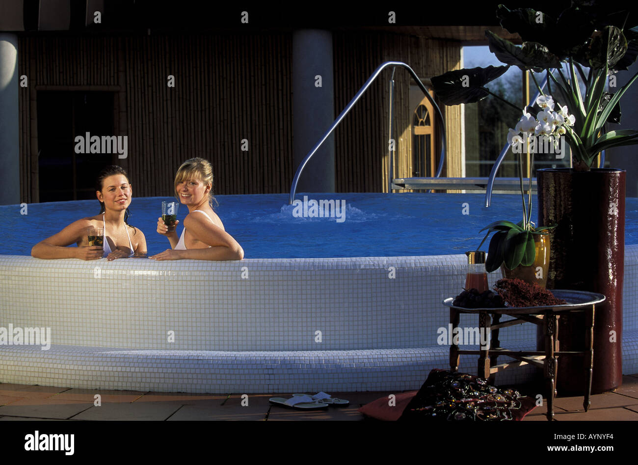 Entspannung im Aussenpool Foto Stock