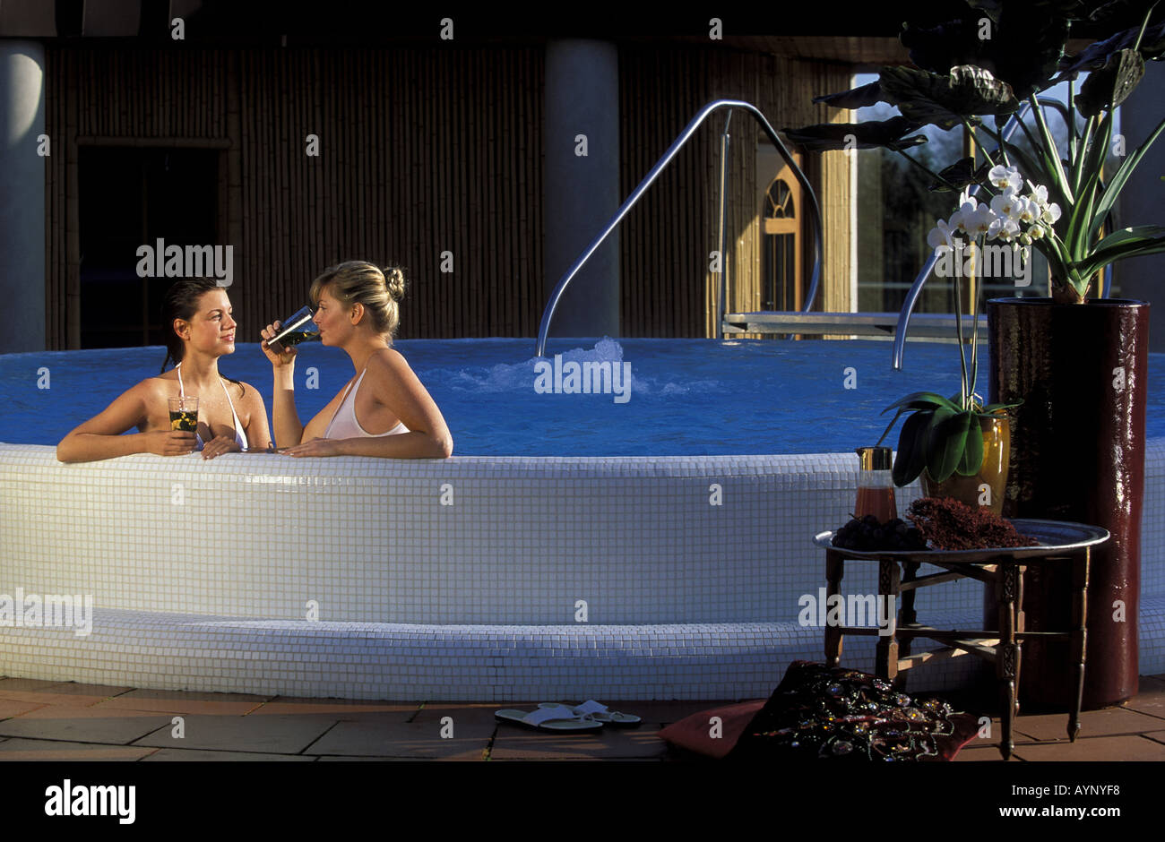 Entspannung im Aussenpool Foto Stock