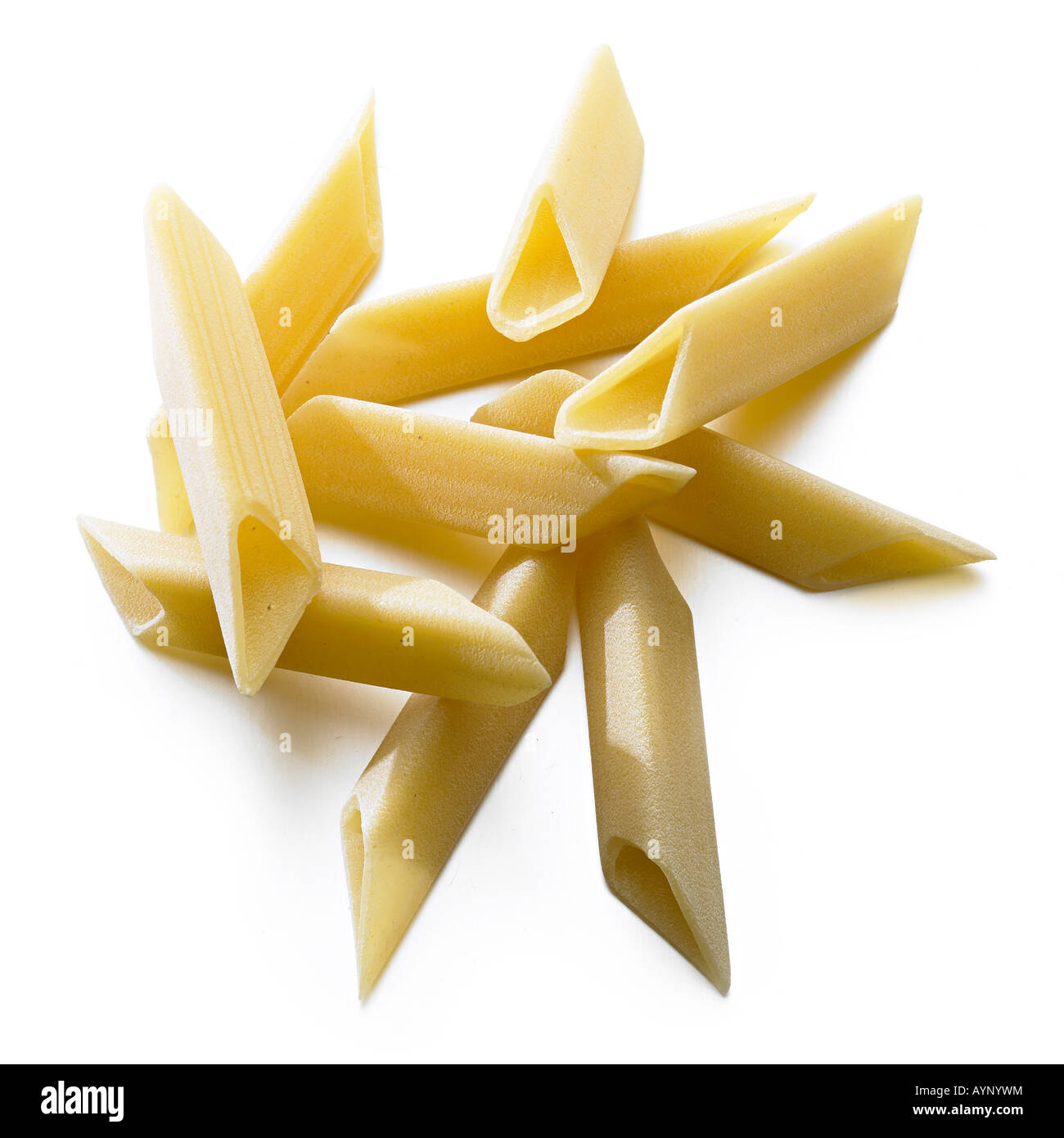 La pasta italiana i tubi di forma triangolare Foto Stock