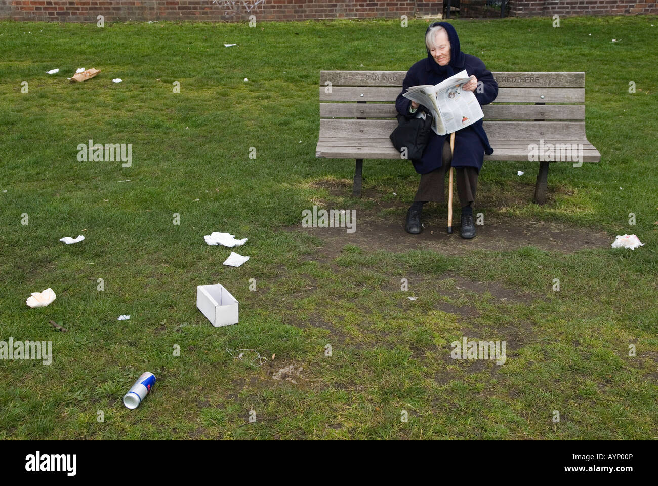 Litter Park Regno Unito. La carta sporcata è caduta in un parco del Regno Unito. Anticomportamento sociale che sporcizia. Blackheath se Londra Inghilterra anni '2005 2000 Foto Stock