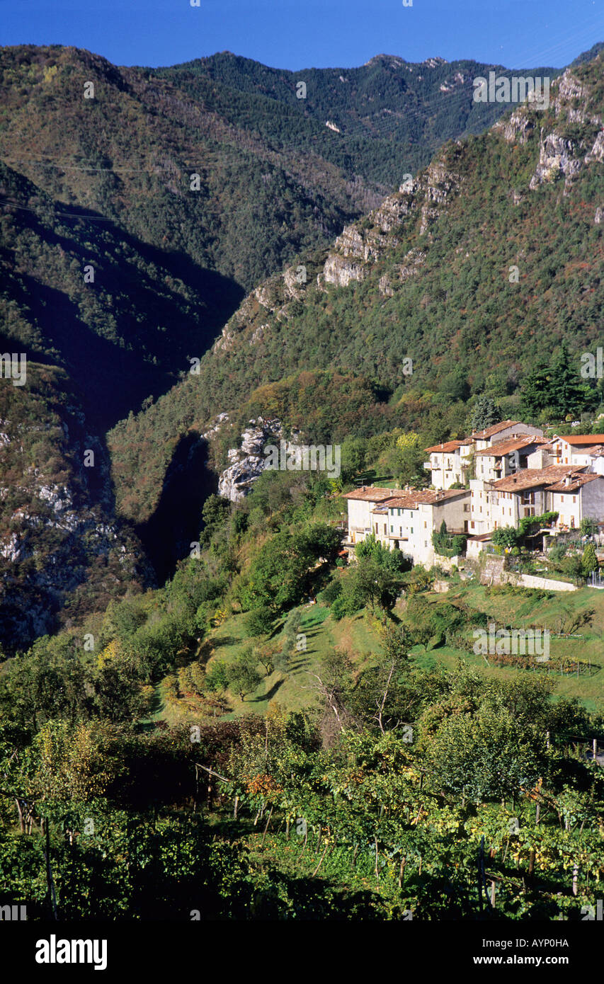 Vista del villaggio di Sermerio di Tremosine area sul lato occidentale del Lago di Garda Foto Stock