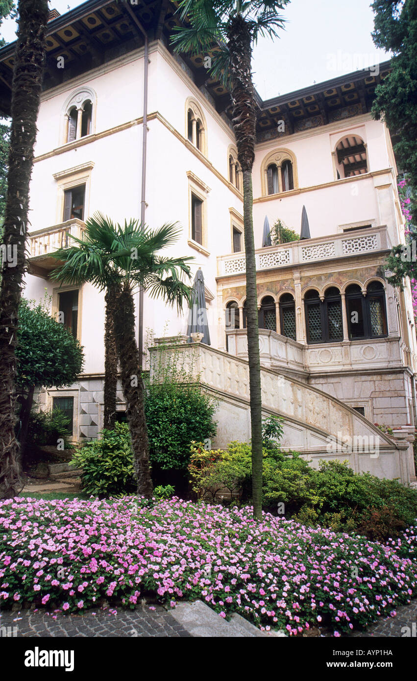 Villa Fiordaliso Hotel e giardini Gardone Riviera sul lato occidentale del Lago di Garda la Villa era la residenza di Claretta Petacci Mussolini s padrona che è stato eseguito con lui nel 1945 Foto Stock