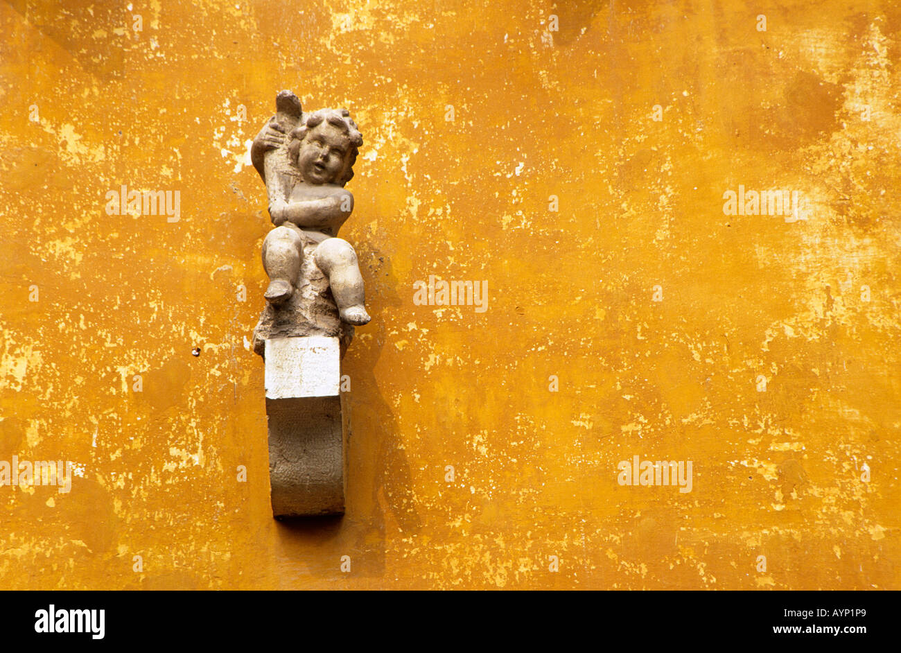 Statuetta di parete e di dettaglio Il Vittoriale nr Gardone Riviera sul lato occidentale del Lago di Garda la villa era originariamente chiamato Villa Cargnacco appartenne a Enrico minuti). L'area arancione un tedesco critico d'arte fino al 1915 quando fu confiscato dal governo italiano e venduti a Gabriele d Annunzio nel 1921 D'Annunzio trasformato in ciò che si vede oggi insieme con l'architetto Giancarlo Maroni ci sono molti oggetti all'interno e nei giardini di una replica della nave ponte open air Theatre e D'Annunzio s tomba Foto Stock