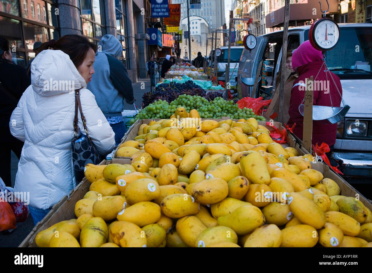 Fornitore di frutta su street Chinatown di New York City Foto Stock