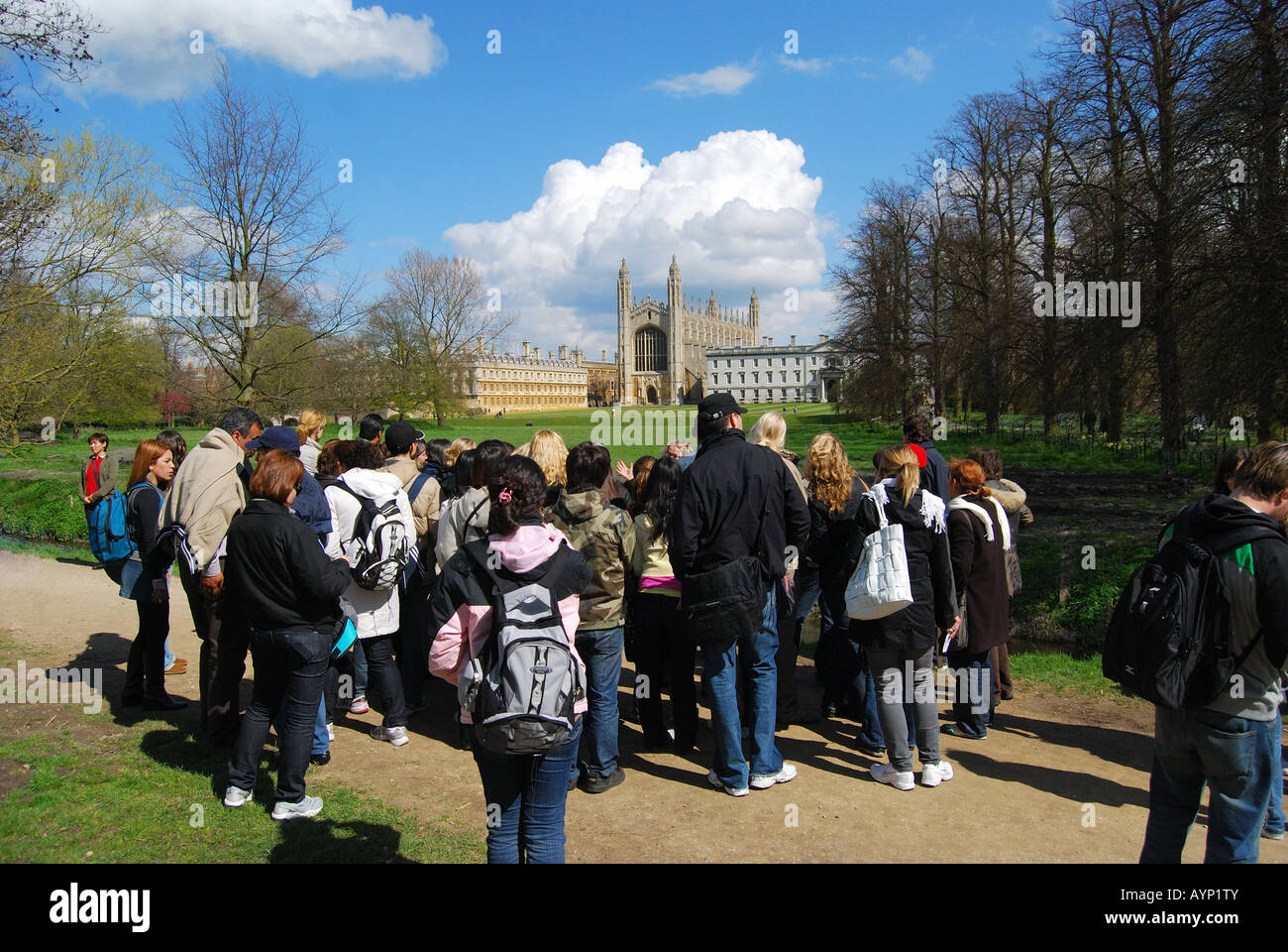 Gli studenti gruppo di tour, spalle, Kings College di Cambridge, Cambridgeshire, England, Regno Unito Foto Stock