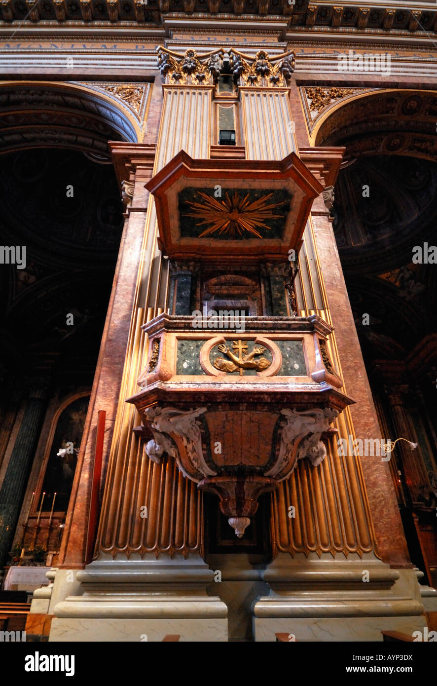 Il pulpito nella chiesa dei Santi Apostoli a Roma - Italia Foto Stock