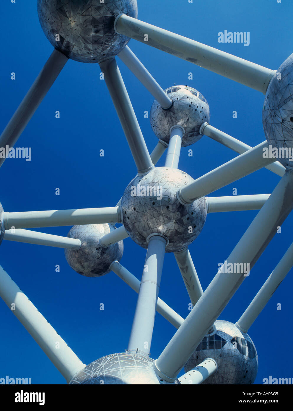 Belgio Brabant Bruxelles Atomium nove sfere in acciaio di alloggiamento degli spazi espositivi e un ristorante collegato tramite i tubi Foto Stock