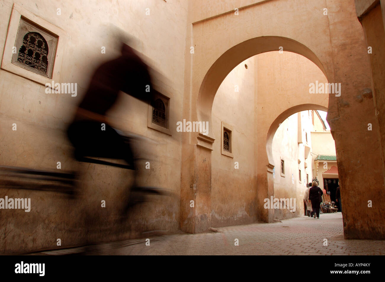 Persone e biciclette nella Medina (città vecchia), Marrakech, Marocco Foto Stock