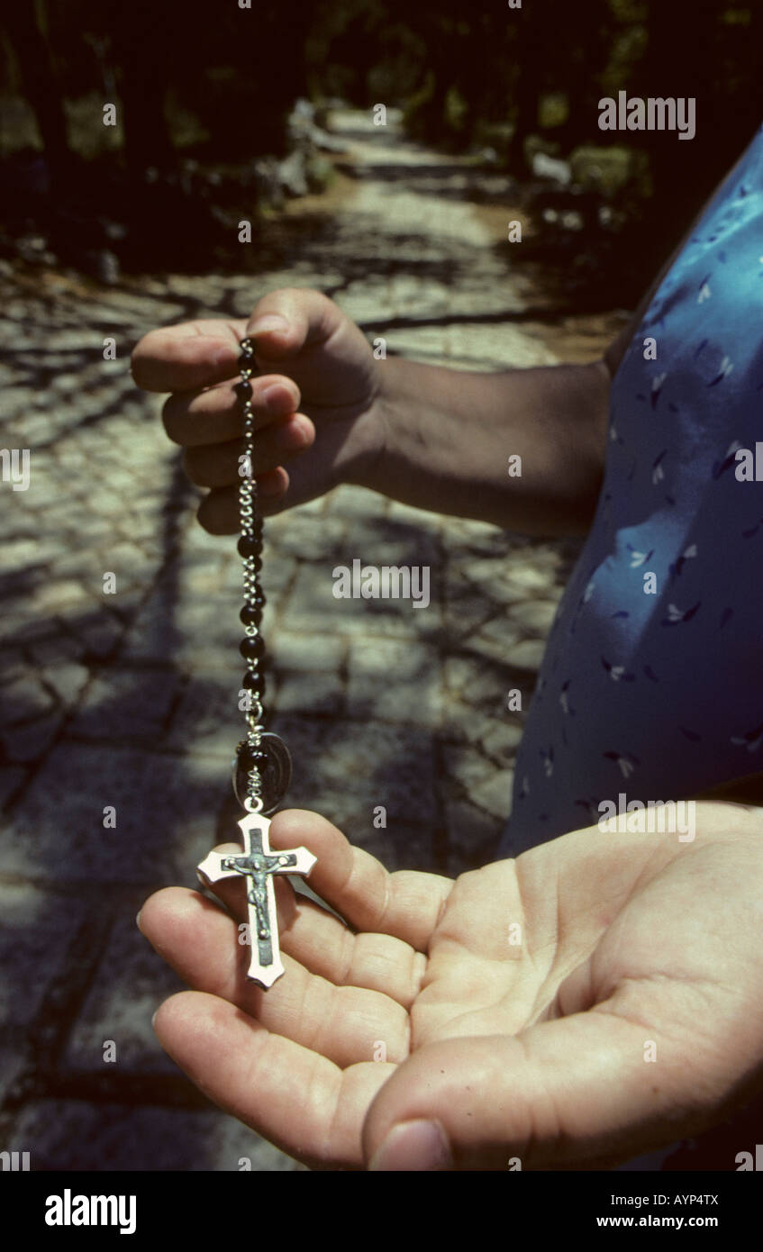 La mano di un pellegrino con crocifisso Fatima in Portogallo Foto Stock