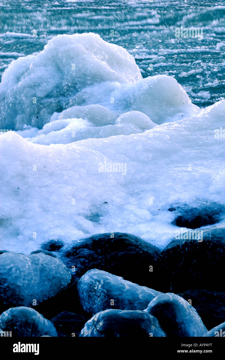 Un gelido e roccioso riva del mare, Porvoo, Finlandia, Europa. Foto Stock