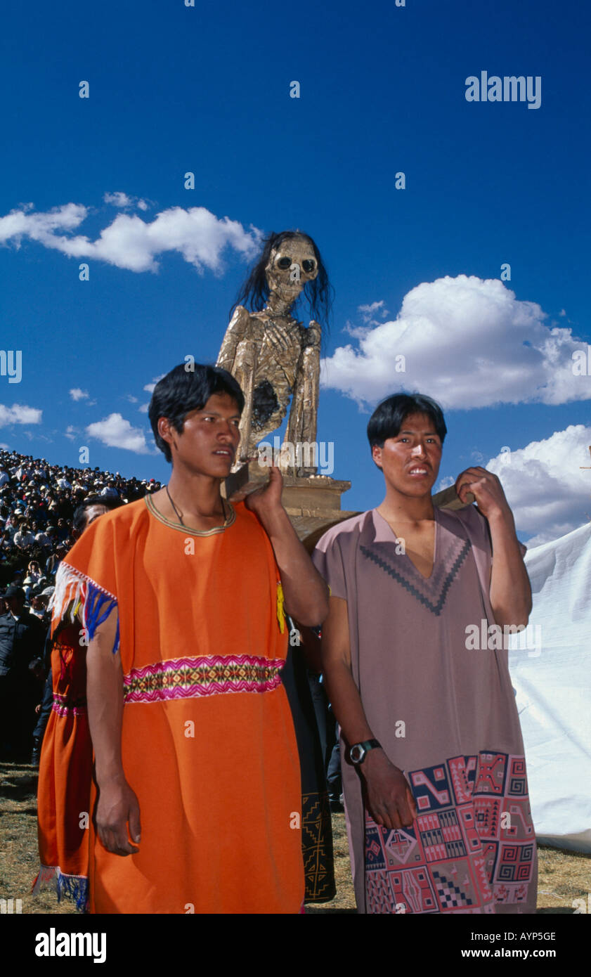 Il Perù Sud America Cuzco giovani uomini che trasportano un antenato mummia di Inca Inti Raymi Festival del Sole Foto Stock