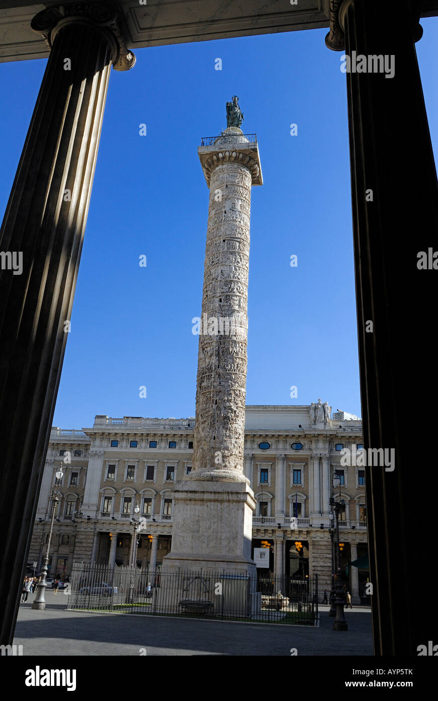 Marco Aurelio colonna nella piazza Colonna a Roma - Italia Foto Stock