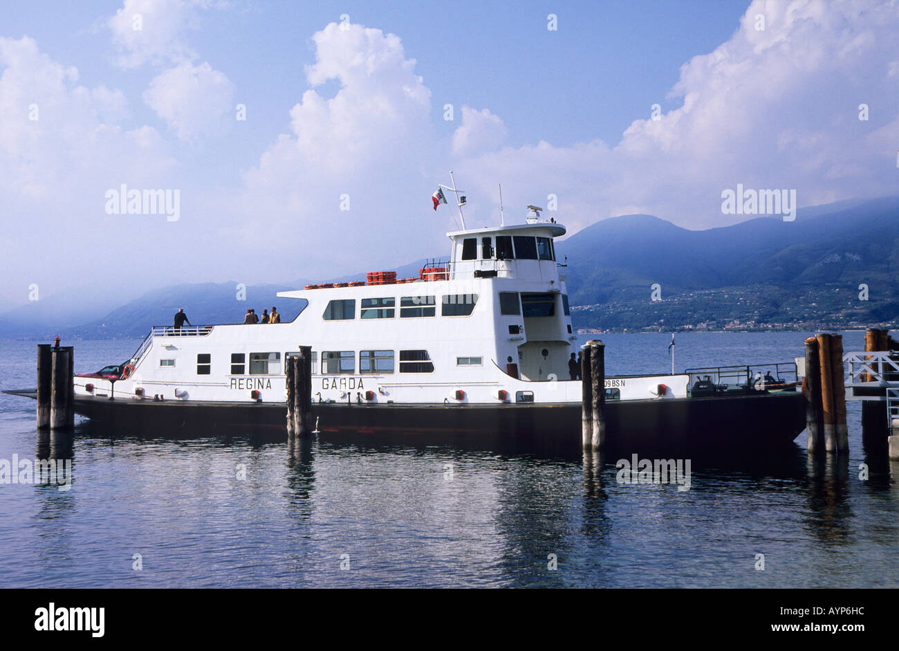 Traghetto a Torri del Benaco sul lato est del Lago di Garda Foto Stock