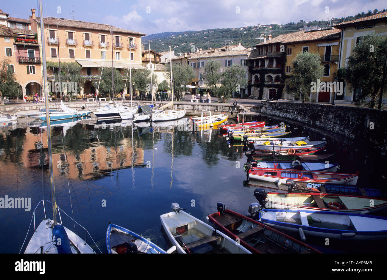 Barche e Harbourside di Torri del Benaco il lato est del Lago di Garda Foto Stock