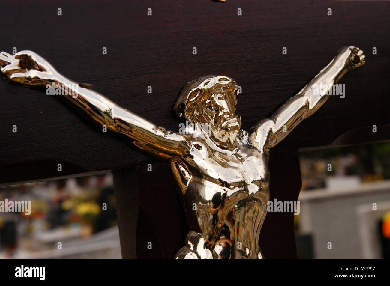 Argento metallico statua di Gesù Cristo crocifisso in legno scuro cross Foto Stock