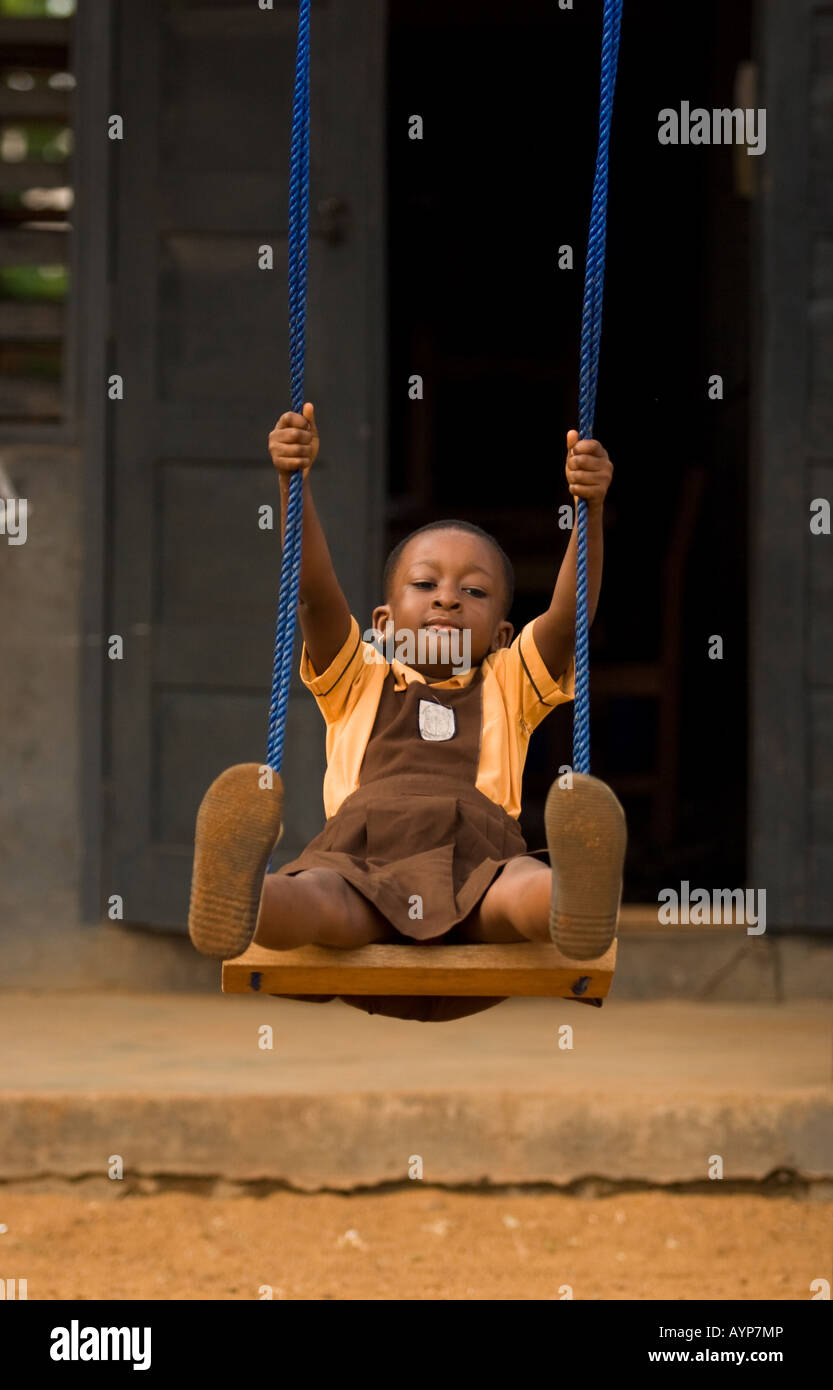 La ragazza sull'altalena a scuola, Ghana, Africa Foto Stock