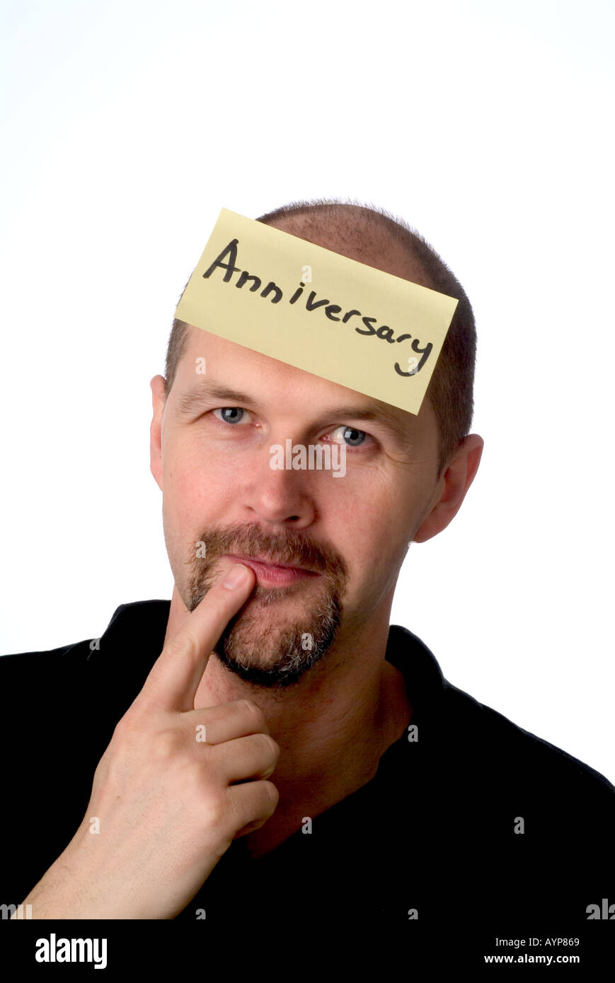 Anniversario uomo con post-it sulla testa rappresenta che egli deve ricordare il suo anniversario di matrimonio memoria bene male dimenticato Foto Stock