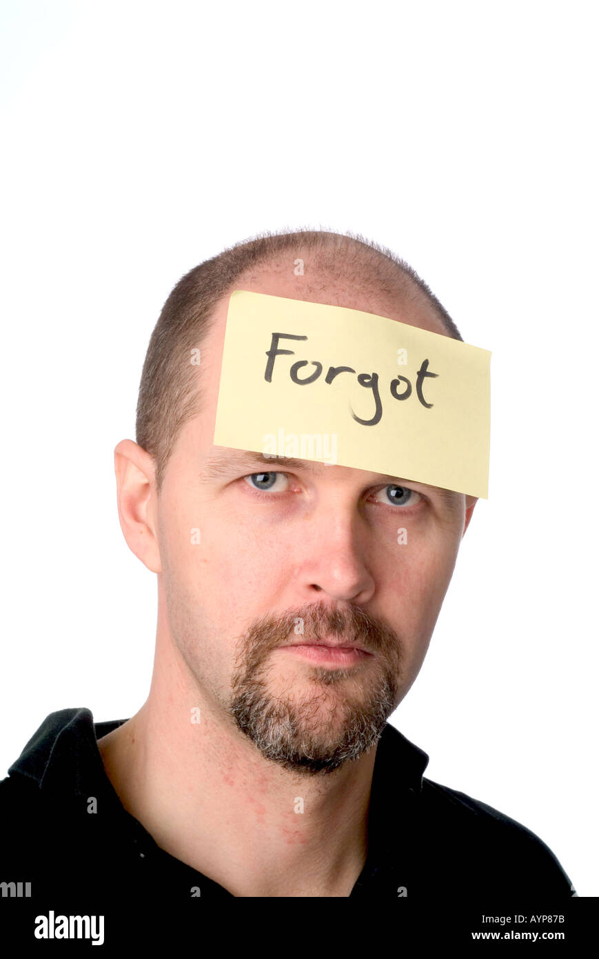 Uomo con post-it sulla sua testa che indica che egli ha dimenticato qualcosa dimenticato dimenticare smemorati memoria memoria cattivo compleanno Foto Stock