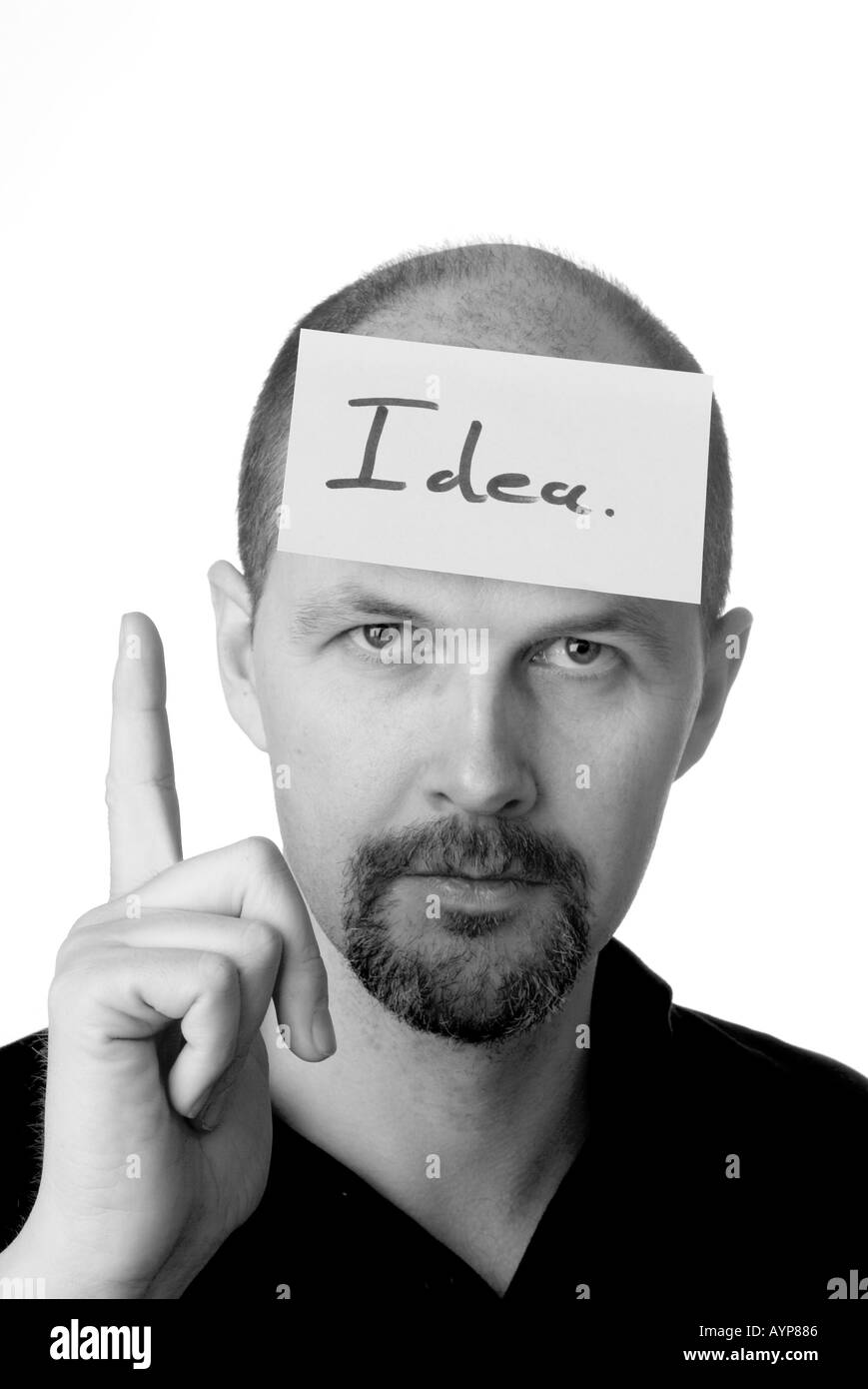 Uomo con post-it sulla testa che illustra il fatto che egli sta avendo un'idea pensiero pensare pensando di idea originale invenzione win Foto Stock