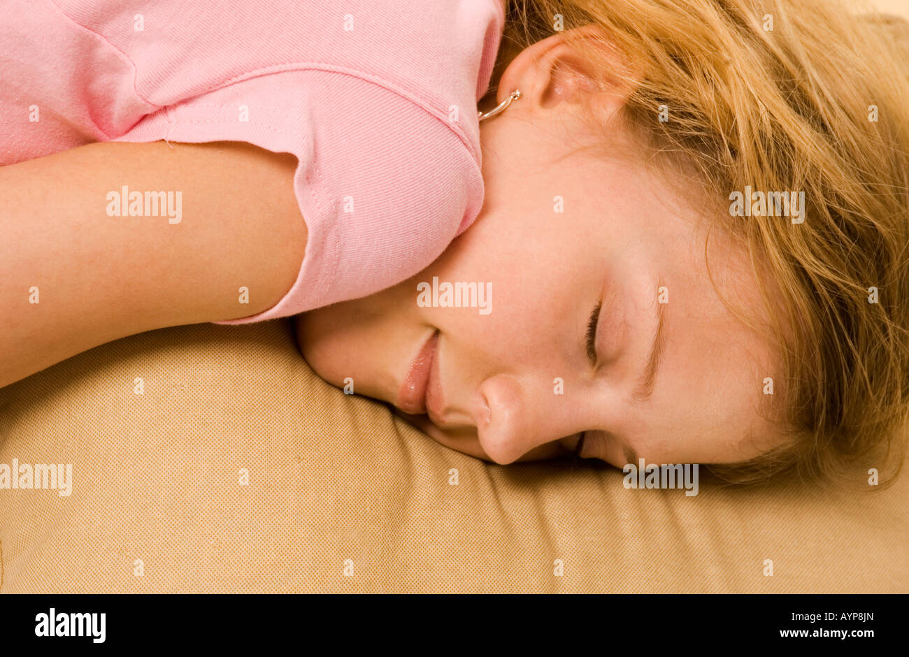 Primo piano della Preteen ragazza caucasica (10-12) dormire, STATI UNITI D'AMERICA Foto Stock