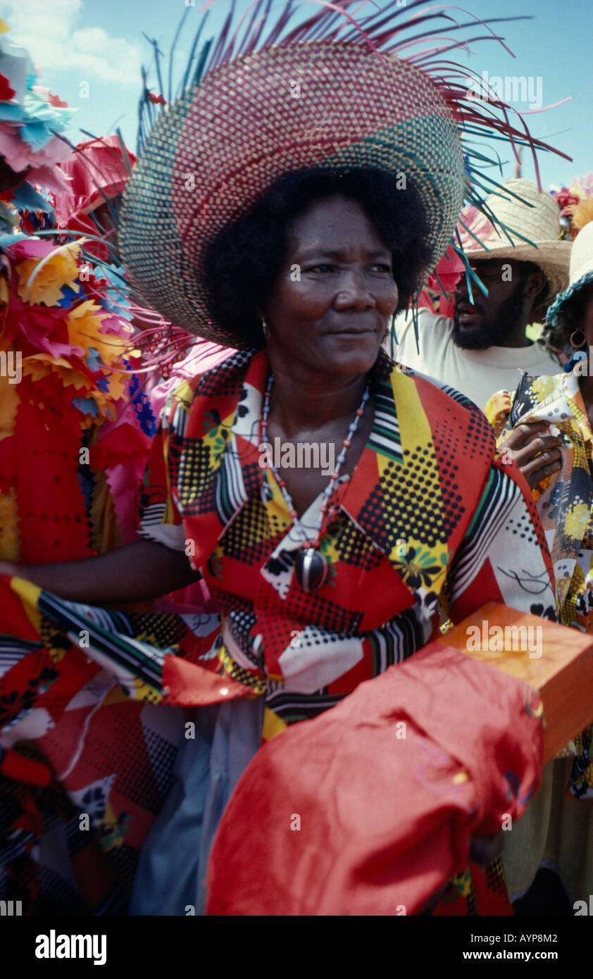 HAITI Caraibi West Indies persone di religione Festival ritratto di donna al Voodoo Ra Ra processione con ampia colmato cappello di paglia Foto Stock