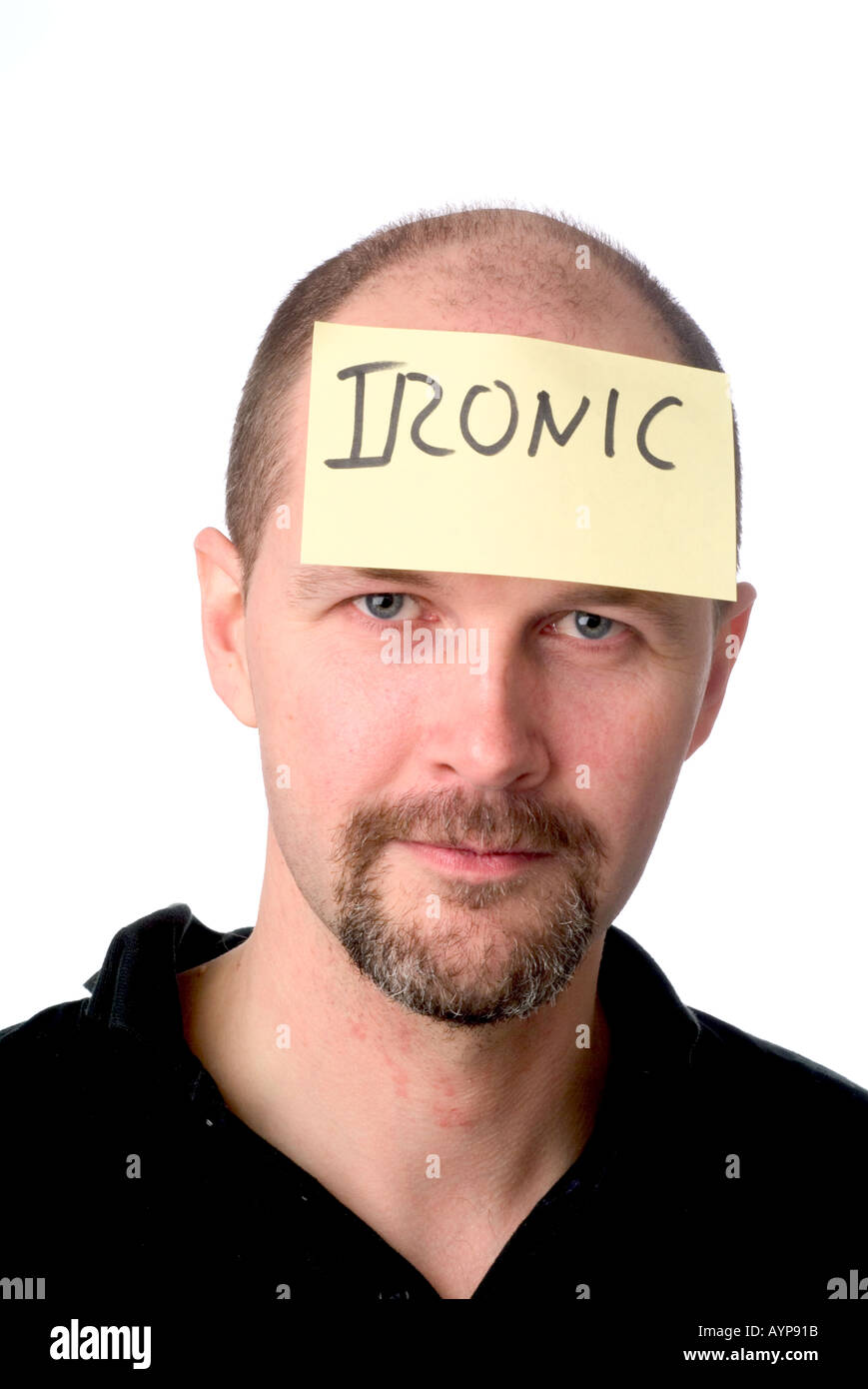 Uomo con post-it sulla testa raffigurante ironico situazione ironry Foto Stock