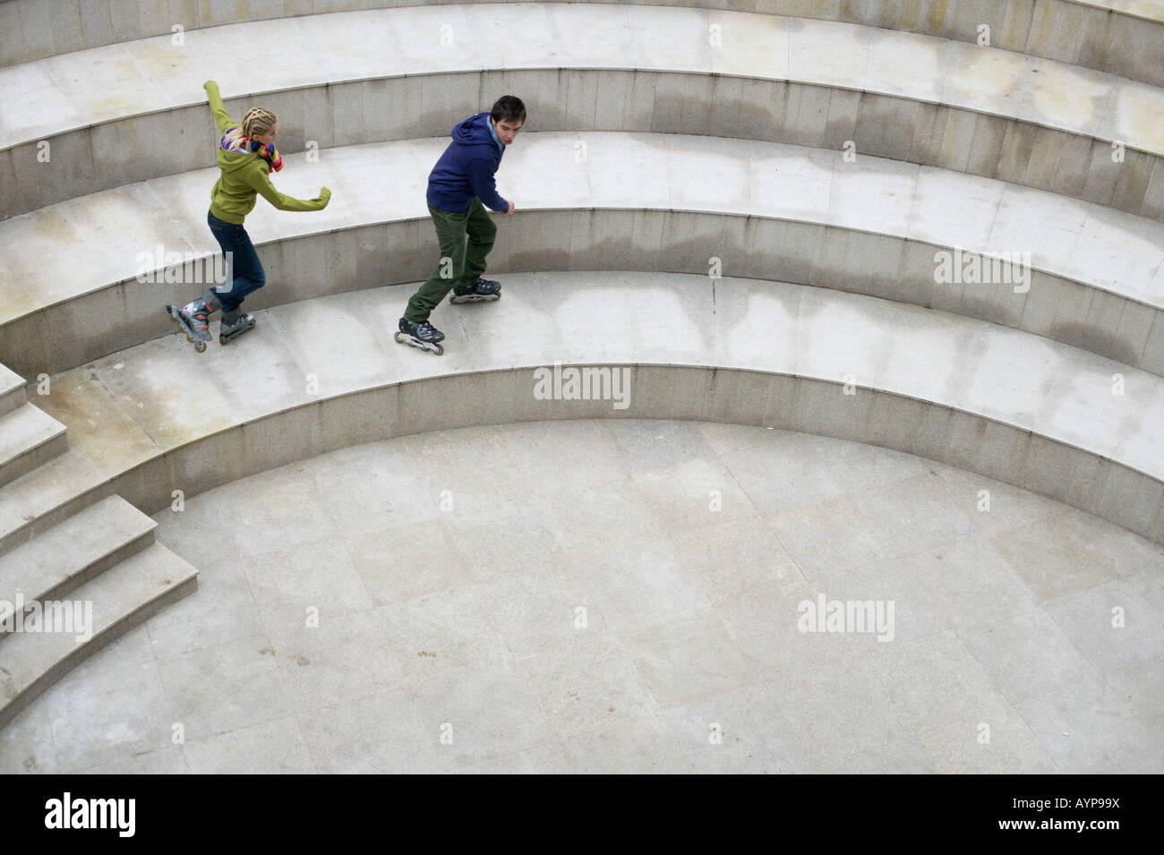 Coppia giovane inline skating sulla fase Foto Stock