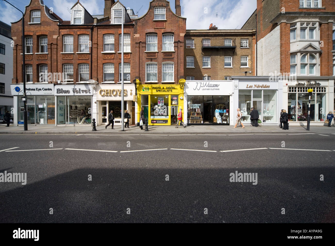 I negozi e i passanti in Kings Road Londra SW3 Foto Stock